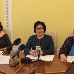 Искать Деда Мороза, кидать валенки и поедать пирожки