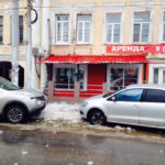 На машину с крыши упал лед. Что делать?