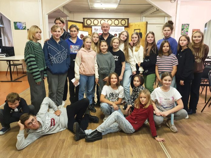 Участники фестиваля с актером Андреем Лебедевым