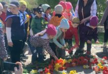 Цветы морякам-героям