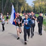 С флагом России в руках