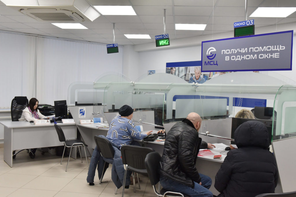 Рабочий коллектив. Совещание в офисе. Рабочие профессии. Люди в офисе. Условия работы в офисе.