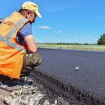 На трассе Островка – Белоречье в Рязанской области дорожники укладывают верхний слой асфальта