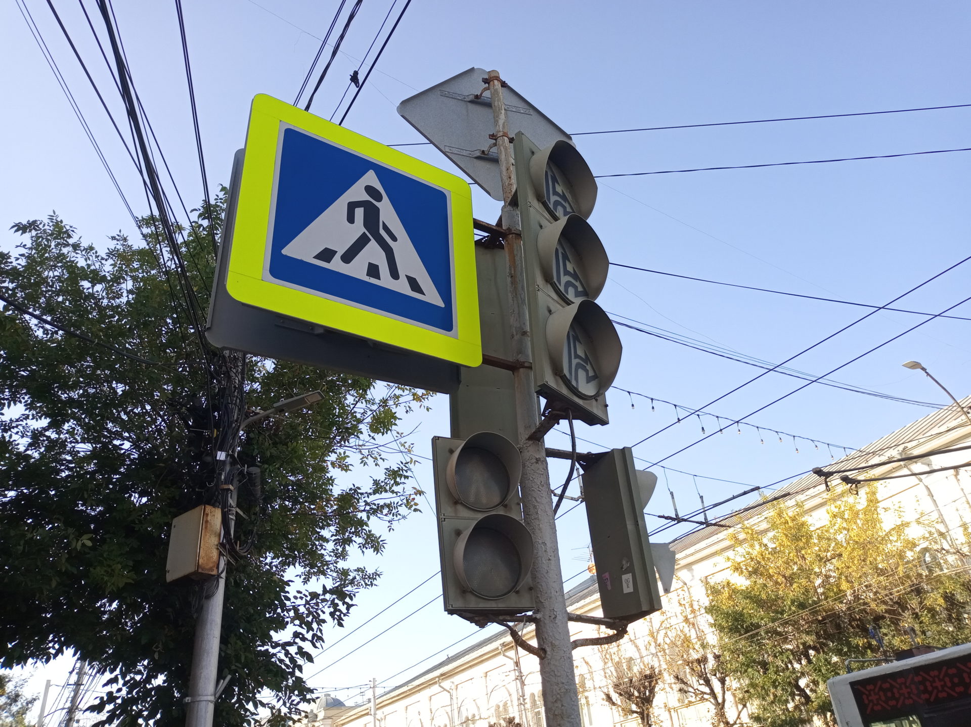 Светофор на перекрестке картинки