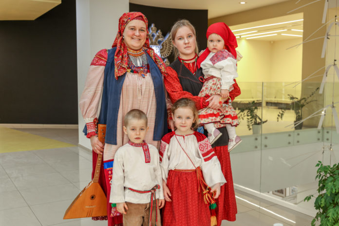 Семья в народных костюмах_Фролов