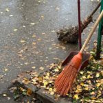 В Рязани продолжается уборка дорог и тротуаров