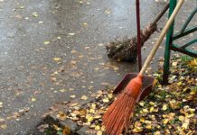 В Рязани продолжается уборка дорог и тротуаров