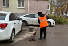 В Рязани убирают дороги и тротуары