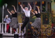 Рязанский музыкальный театр представил спектакль «Лестница для миллионера» на международном фестивале в Москве