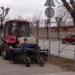 Днем в Рязани коммунальщики чистят дороги и тротуары