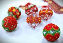 Мастера «Кадомского вениза» и «Труженицы» представили серию новогодних украшений и нарядов