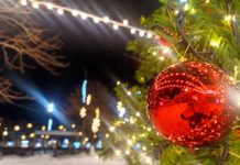 На улицах Рязани монтируют новогоднюю иллюминацию