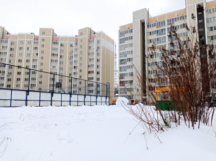 зима во дворе новостройки