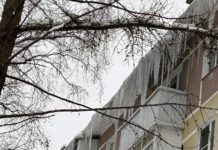 Павел Малков поручил муниципалитетам усилить работу по очистке кровель от снега и наледи