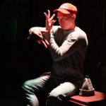 Бегущий оттеняет неподвижность