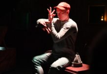 Бегущий оттеняет неподвижность