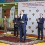 На татами – люди в белых халатах