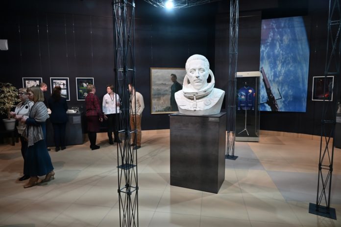 Аксенов Владимир выставка РИАМЗ к 90-летию космонавта Фото Соколова3