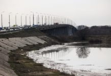 Несмотря на половодье, строительство нового моста через Оку ведут круглосуточно