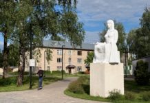 В Кораблине обновили скульптуру “Текстильщица”