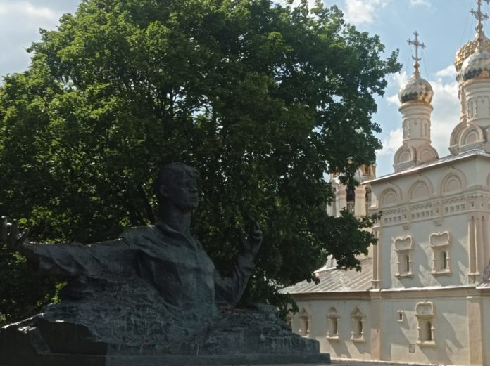 Памятник Есенину