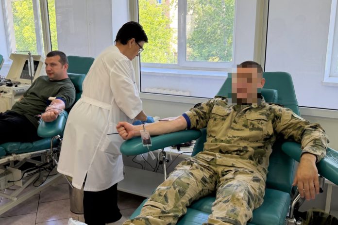 Росгвардейцы сдают кровь
