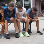 Поколение онлайн: как вернуть подростков в реальный мир